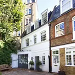 Stunning 4 Bed Mews House With Patio