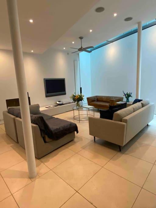 Stunning 4 Bed Mews House With Patio * Londra