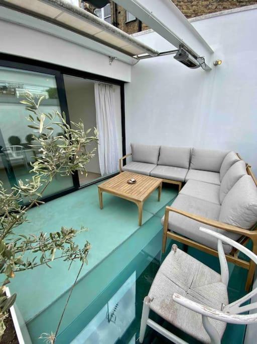 Stunning 4 Bed Mews House With Patio * Londra