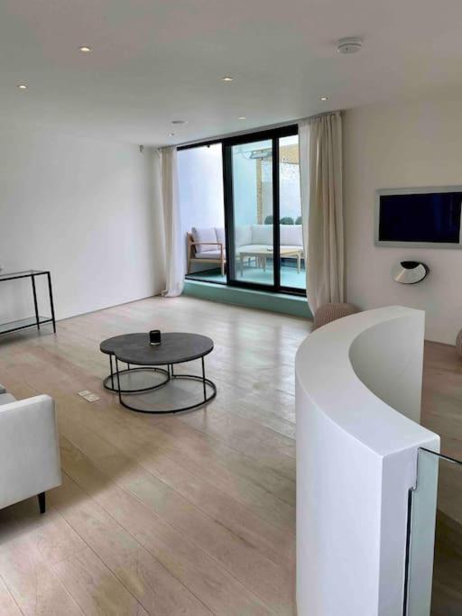 Casa vacanze Stunning 4 Bed Mews House With Patio Londra