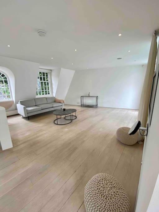 Stunning 4 Bed Mews House With Patio