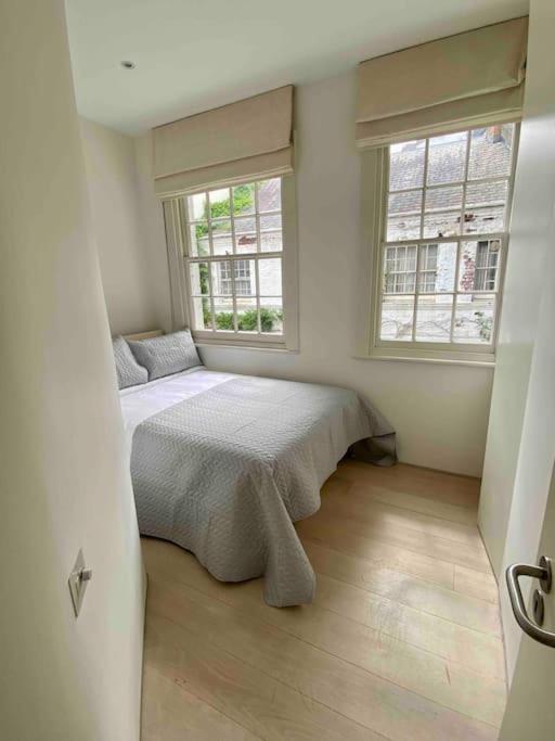 Stunning 4 Bed Mews House With Patio *