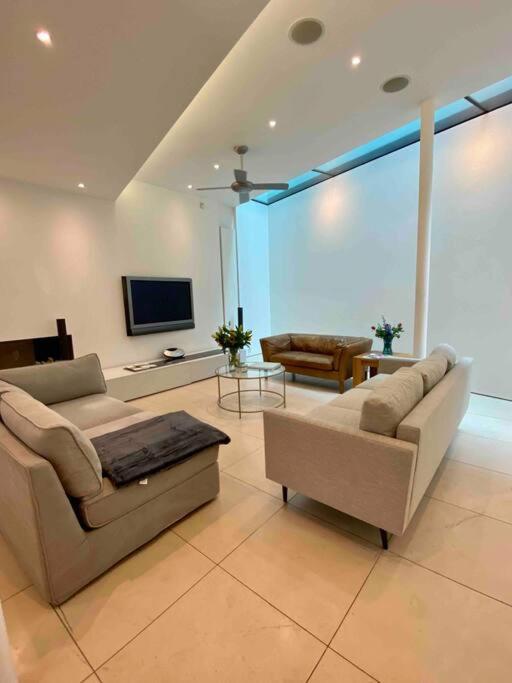 Stunning 4 Bed Mews House With Patio