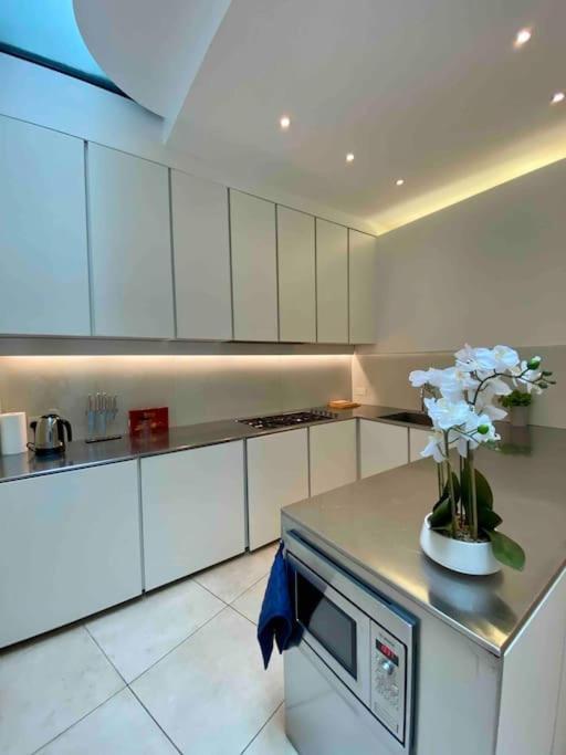 Stunning 4 Bed Mews House With Patio